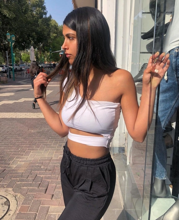 TASTE MY JUICY KITTY-Busty Selena