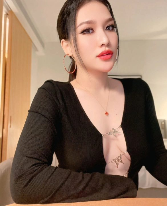 Lisa Real in dubai